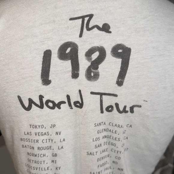 Taylor Swift 1989 Concert Tour Tshirt - Picture 6 of 8